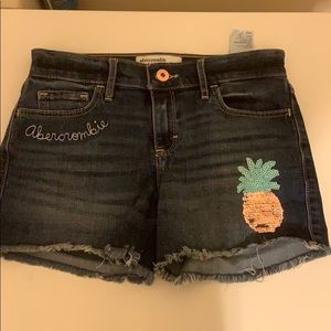 Denim shorts with flip sequined pineapple